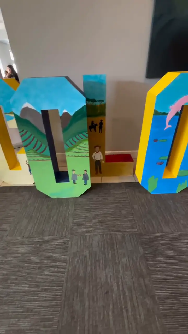 Letras gigantes de madera pintadas a mano con paisajes de colores