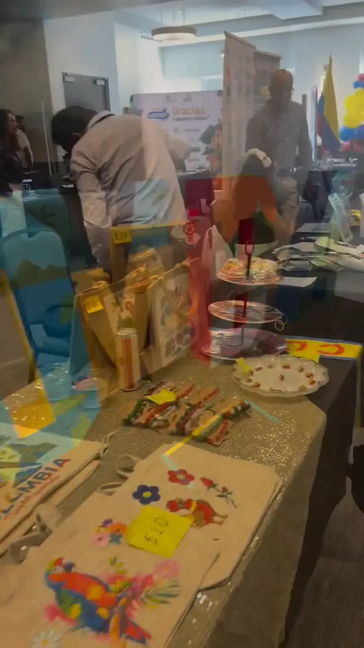 Mesa de ColombiArte con piezas artesanales pintadas a mano en una feria
