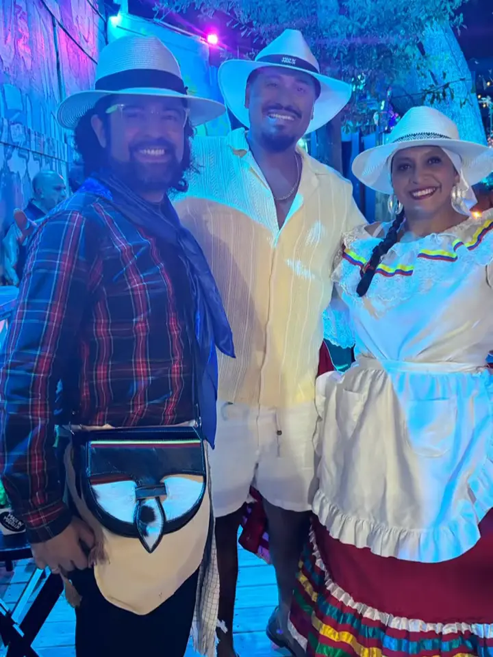 Integrantes de ColombiArte con sombreros y ruana en una celebración